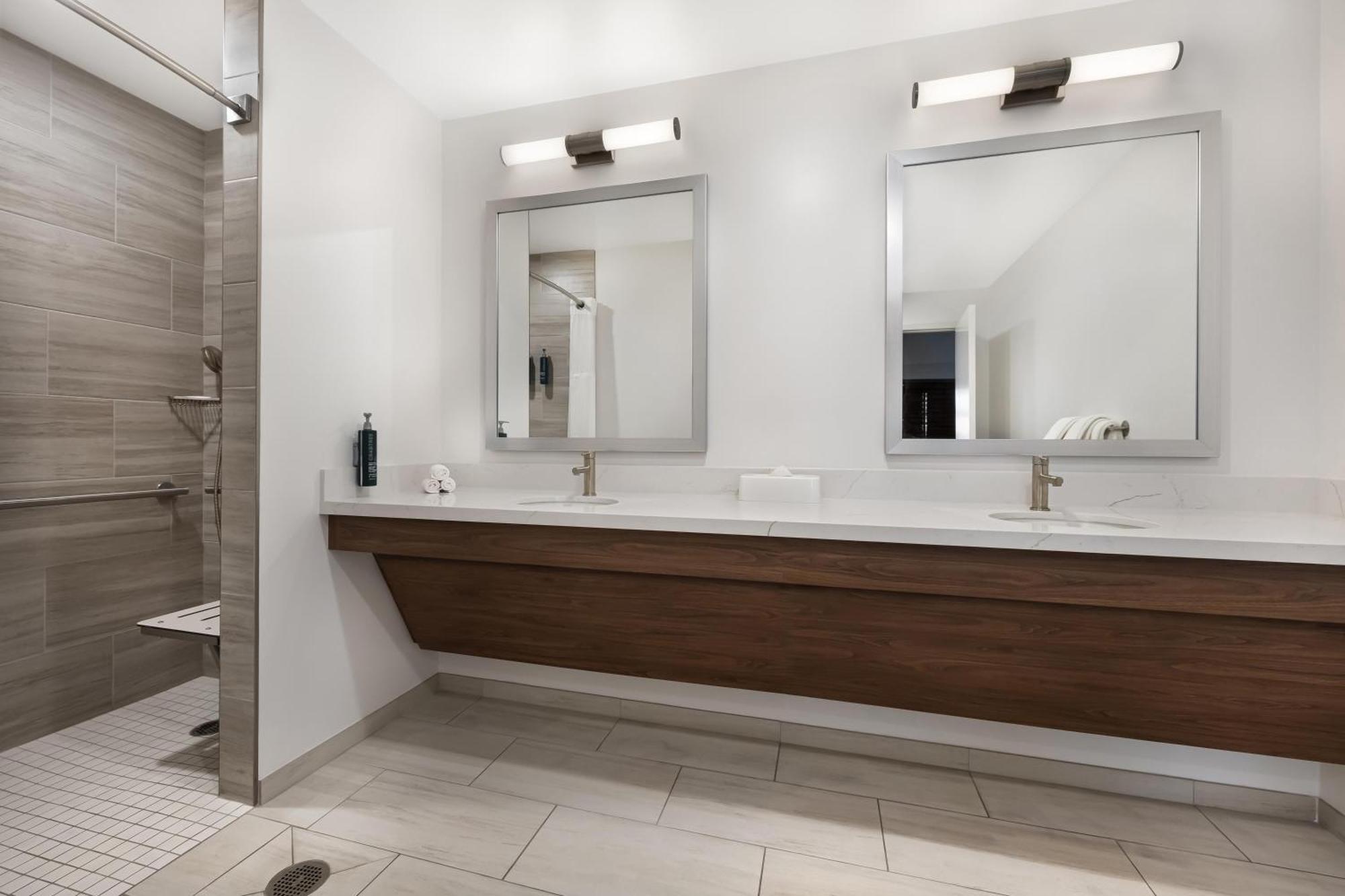 2 BEDROOM 2 KINGS DELUXE SUITE ROLL IN SHOWER,1758295300:JPEG